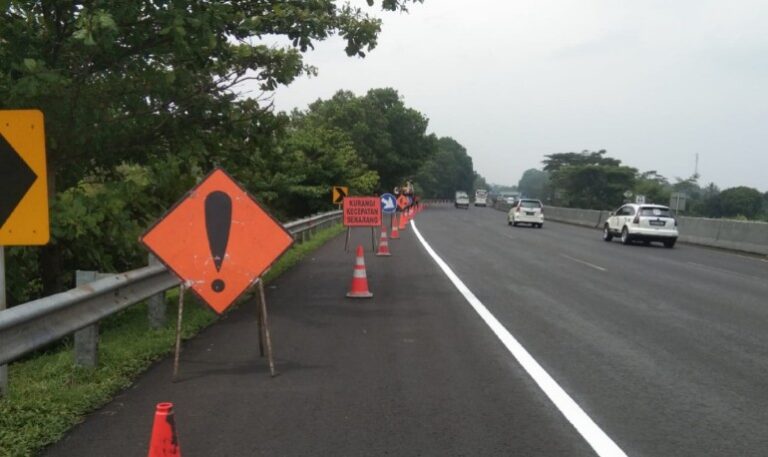 Jasa Marga Cat Ulang Marka Ruas Jalan Tol Cipularang Dan Padaleunyi