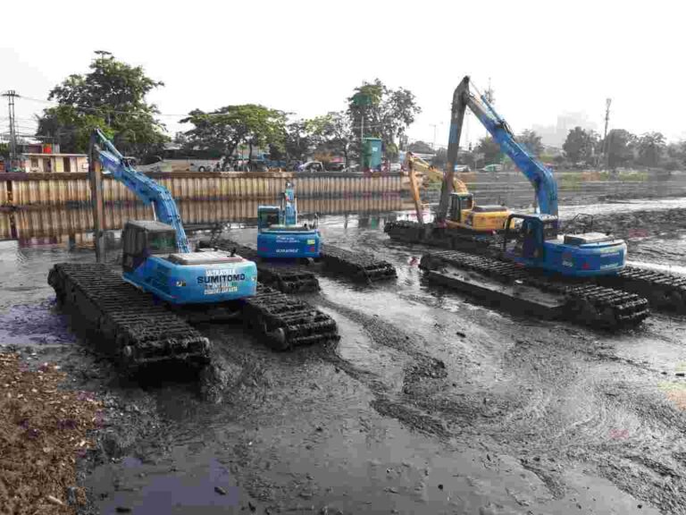 Pemprov DKI Ajak Warga Gerebek Lumpur di Kali Mookevart