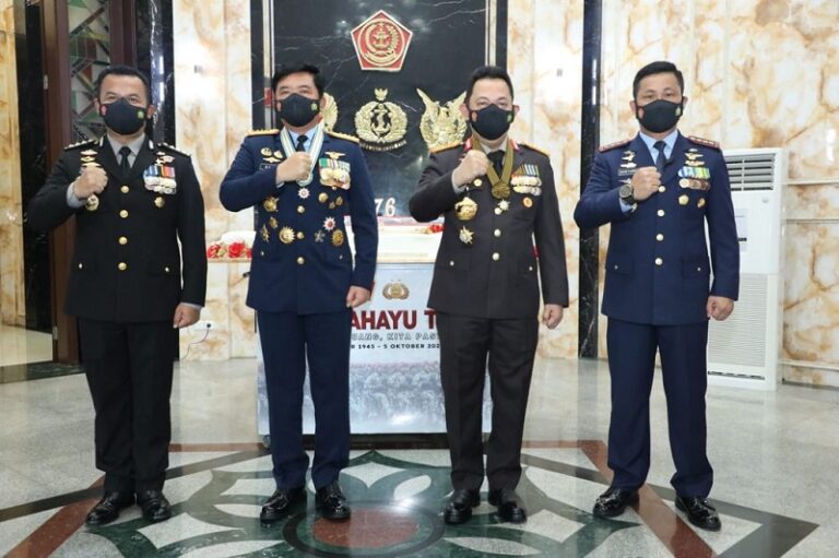 Kapolri Beri Kejutan Panglima TNI di HUT ke-76 TNI