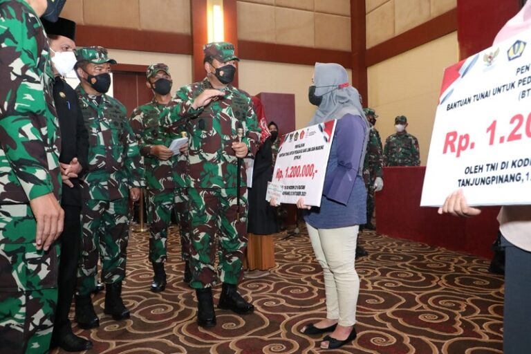 Tinjau Vaksinasi ke Kepri, Panglima TNI Bagi Bansos dan BLTPKL