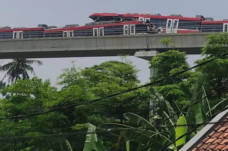 Diduga Lagi Proses Uji Coba, Kereta LRT Jabodetabek Kecelakaan