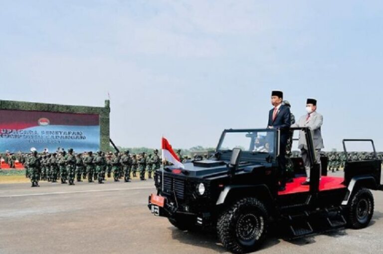 Jokowi Apresiasi Pasukan Komcad TNI yang Dikukuhkan