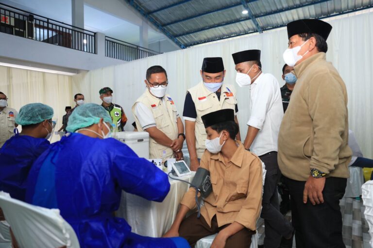 Vaksinasi Massal LPDB-KUMKM Sasar 3.200 Santri Ponpes Darussyifa Al-Fitroh