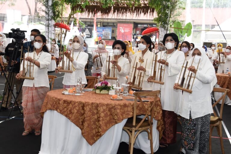 Angklung Mendunia Pecahkan Rekor MURI
