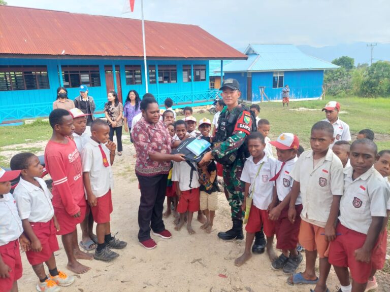 Asyik, Satgas Yonif Bagi-bagi Tas Sekolah dan Alat Tulis di Papua