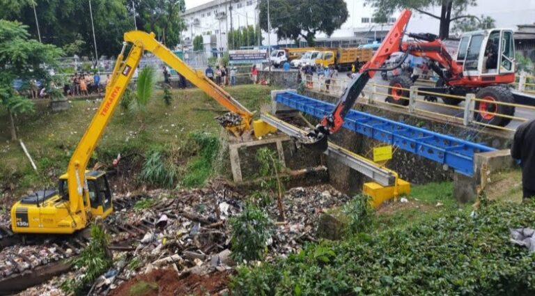 Kali Baru Depok Penuh Sampah, Dinas PUPR Turunkan Alat Berat