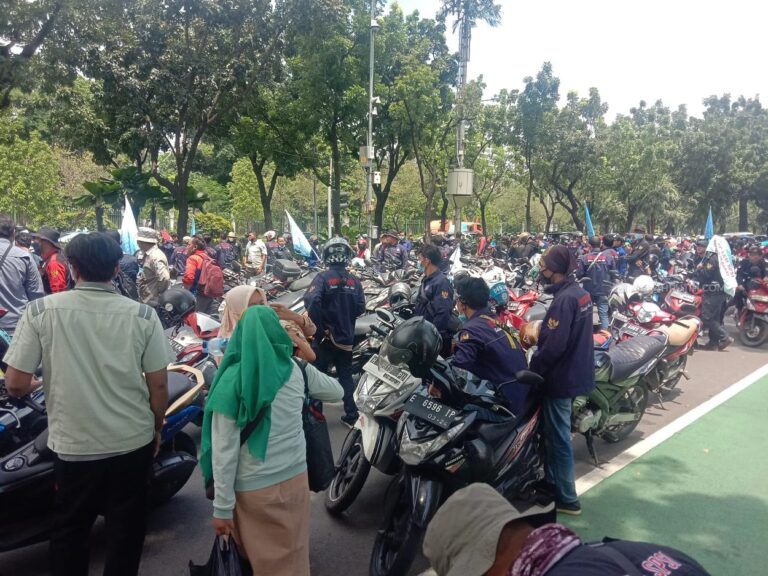 Kecewa Tak Ditemui Anies, Demo Buruh Tutup Jalan Merdeka Selatan