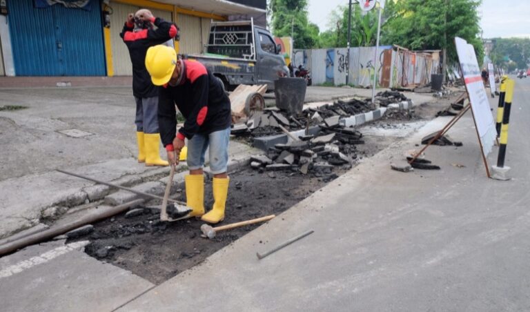 Habiskan Rp 2,5 M, Penataan Trotoar Jalan Margonda Mulai Dikerjakan