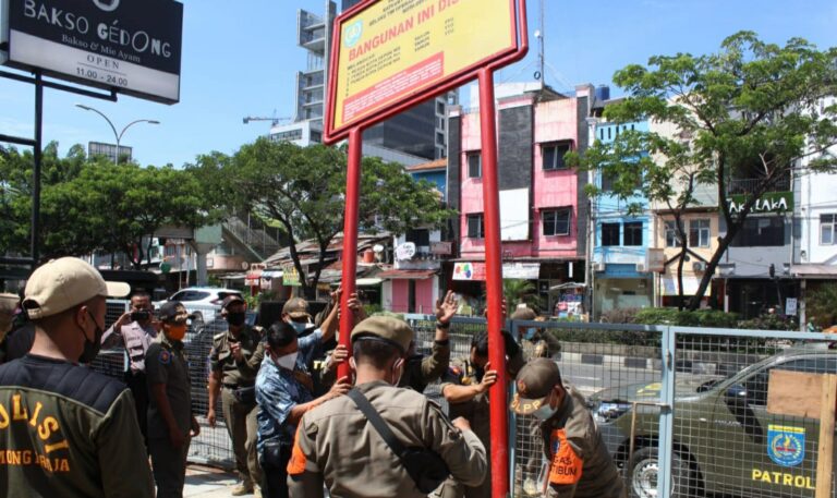 Pemkot Depok Segel Bangunan Kafe di Margonda Raya