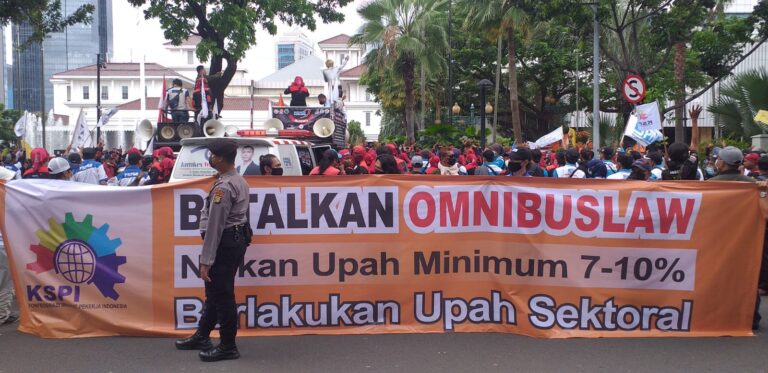 Kenaikan UMP Dianggap Kurang, Buruh Geruduk Kantor Anies