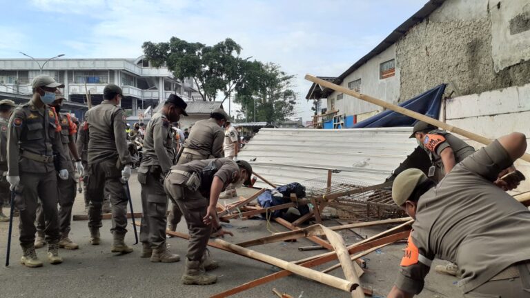 PKL di Bawah Flyover Arif Rahman Hakim Depok Ditertibkan