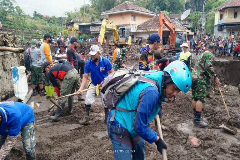 Relawan Blue Helmet Diterjunkan Bantu Korban Banjir Bandang