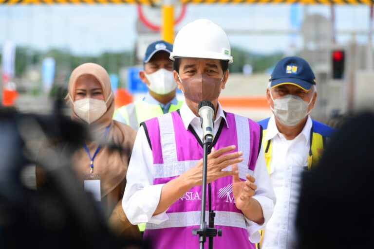 Jokowi Sebut Banjir Sintang Akibat Catchment Area Rusak