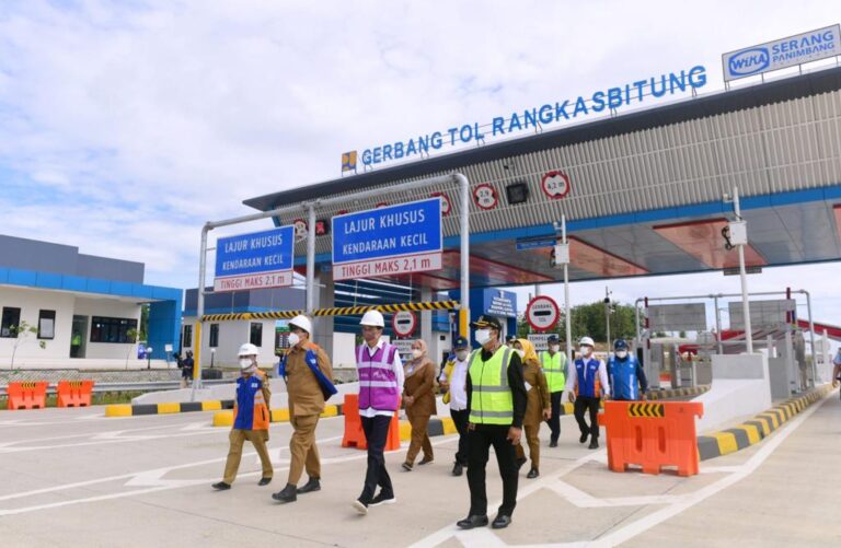 Bertolak ke Banten, Jokowi Resmikan Tol Serang-Panimbang