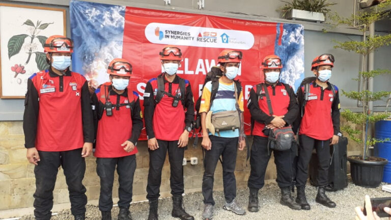 Tim Sekolah Relawan Depok Bantu Evakuasi Korban Terdampak Erupsi Semeru