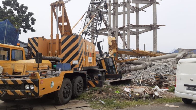 Crane Roboh Timpa Siswa SMPN 2 Depok Mulai Dievakuasi
