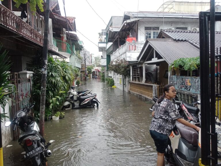 Banjir Rob Terjang Ancol, Warga Langsung Dievakuasi