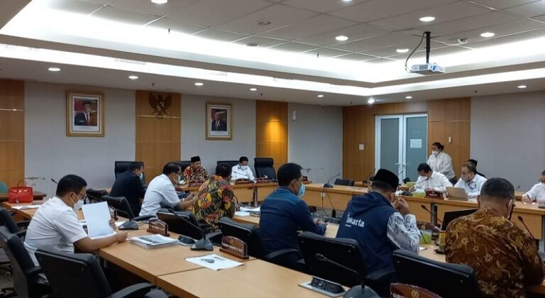 Heboh, DPRD DKI Tuding Direksi TransJakarta Rapat Sambil Nonton Striptis