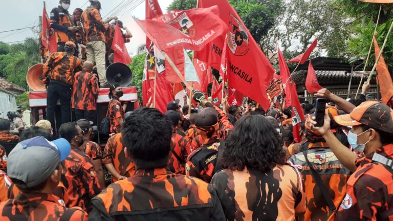 ‘Serbu’ Gedung DPRD, Pemuda Pancasila Depok Minta Junimart Girsang Dipecat