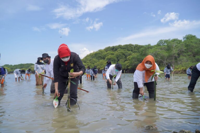 Khofifah dorong Kontribusi Semua Pihak Percepat Pengurangan Emisi Karbon Gas Kaca