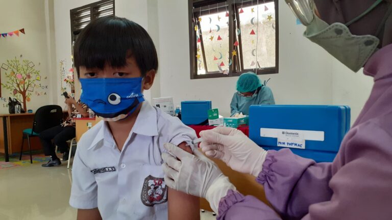 Kick Off Vaksinasi Anak 6-11 Tahun di Depok, 397 Siswa SD Disuntik