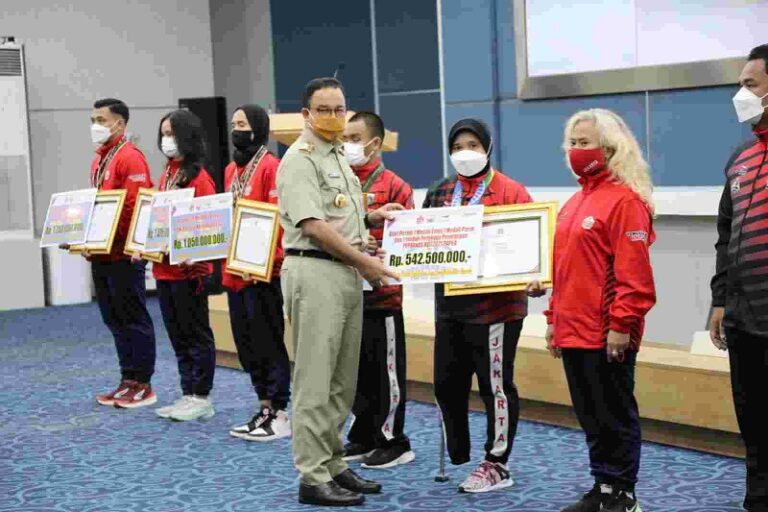 Anies Bagi Bonus ke Atlet dan Pelatih Kontingen DKI yang Berprestasi