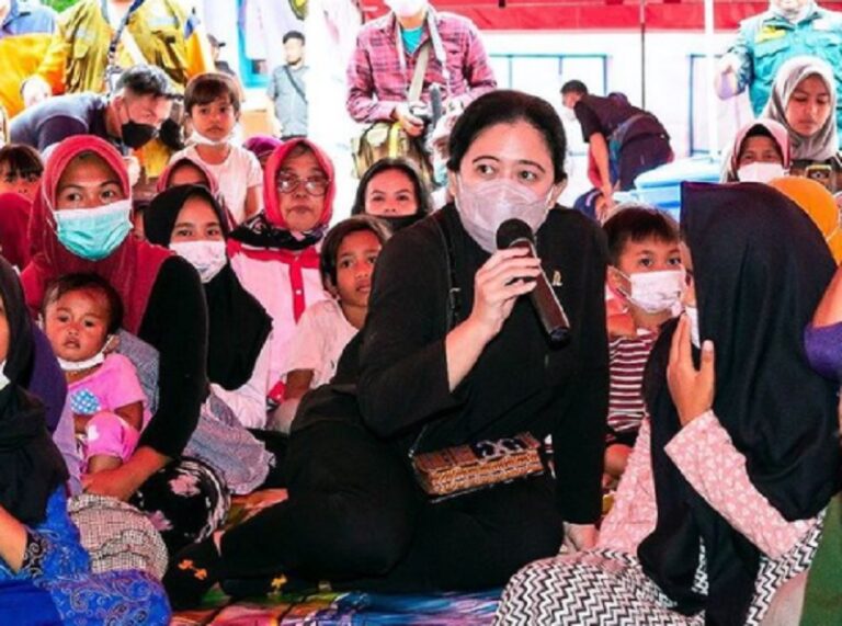 Sambangi Pengungsi Semeru, Puan: Semangat Warga Pulih