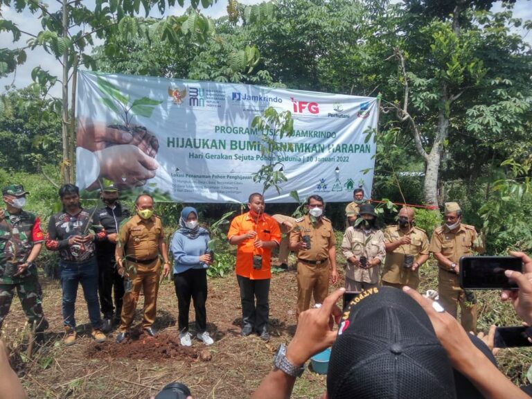 Jamkrindo Serentak Tanam Pohon Penghijauan di Garut dan Tuban