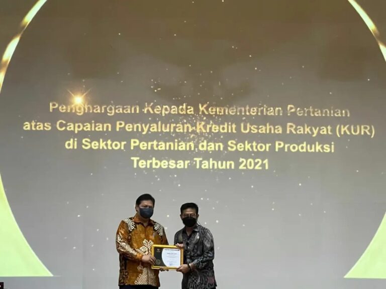 Mentan SYL Raih Penghargaan Atas Capaian Penyaluran KUR Tertinggi 2021