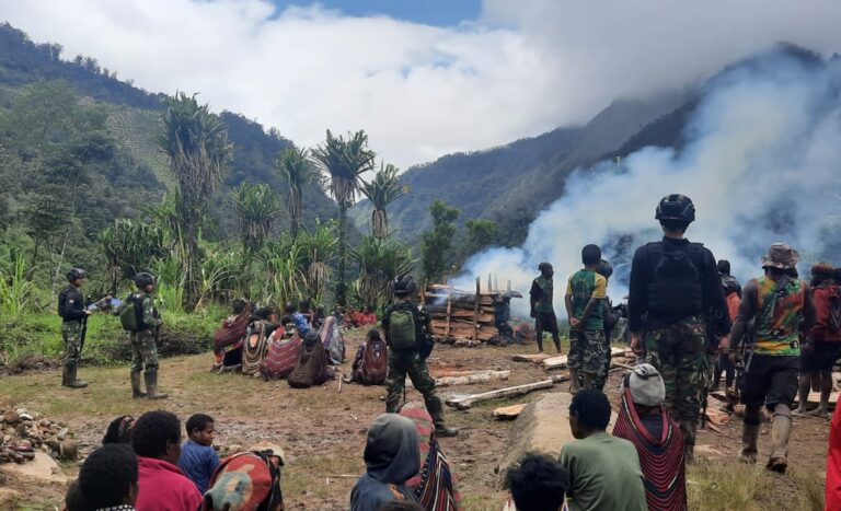 Prajurit Satgas 114 Satria Musara Hadiri Prosesi Upacara Bakar Mayat di Nduga