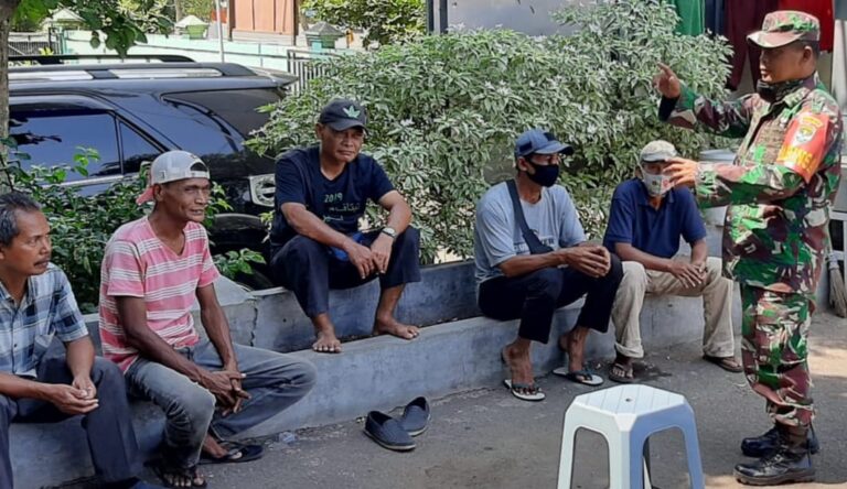 Cegah Omicron, Babinsa di Depok Imbau Warga Tetap Pakai Masker