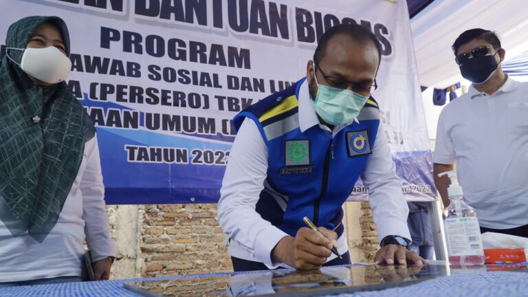 Jasa Marga Salurkan Rp150 Juta untuk Pembangunan Biogas Program Konservasi Sungai Citarum