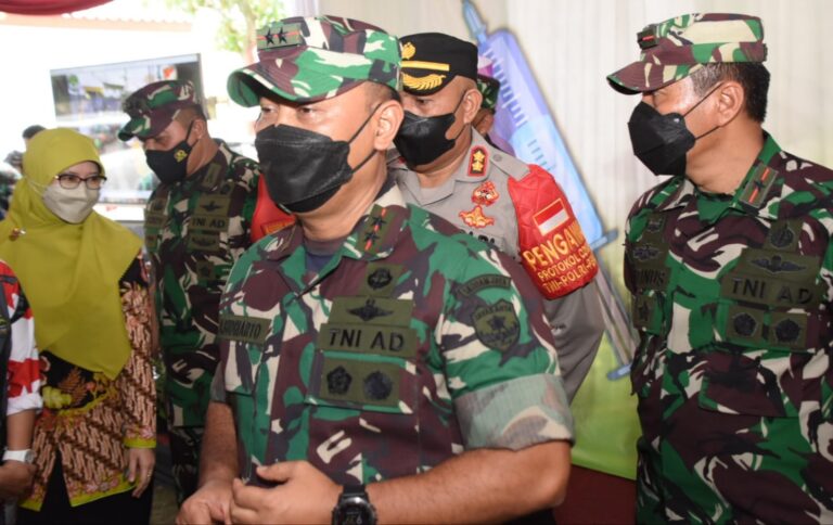 Tinjau Vaksinasi di Depok, Pangdam Jaya: Tetap Patuhi Prokes Meski Kasus Menurun