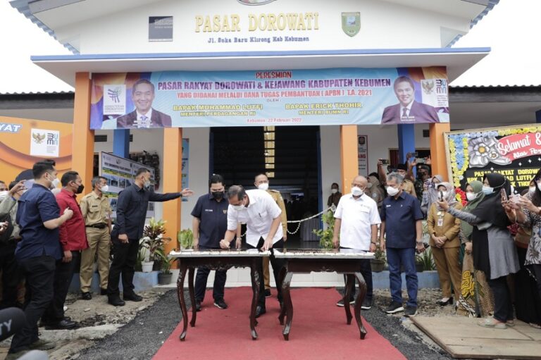 Mendag Lutfi Resmikan Tiga Pasar Rakyat di Jawa Tengah