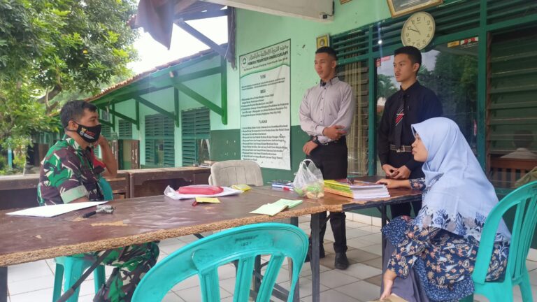 Datangi Pesantren, Babinsa di Depok Ajak Santri Daftar Prajurit TNI AD