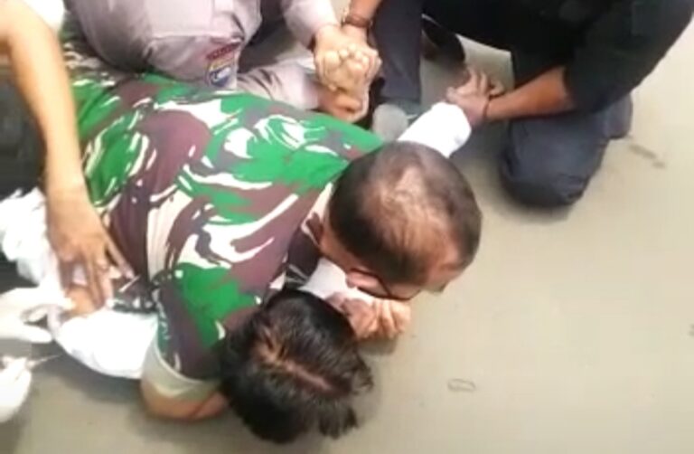 Viral, Personel TNI di Depok Lumpuhkan Pria ODGJ Bergolok