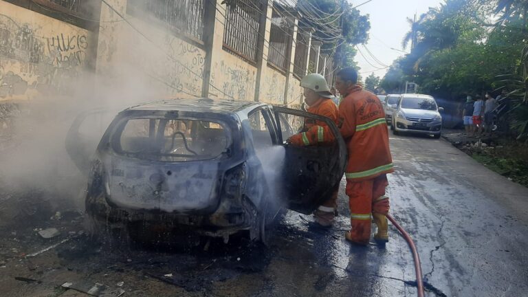 Bikin Heboh, Daihatsu Ayla Mendadak Terbakar di Depok