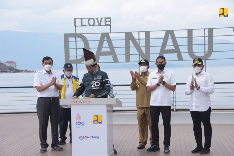 Presiden Jokowi Resmikan Penataan Kawasan Pantai Bebas sebagai Ikon Baru Parapat
