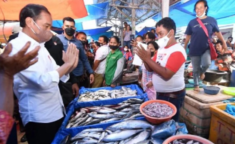 Beri Bantuan, Jokowi Harap Ringankan Beban PKL di Pasar Porsea