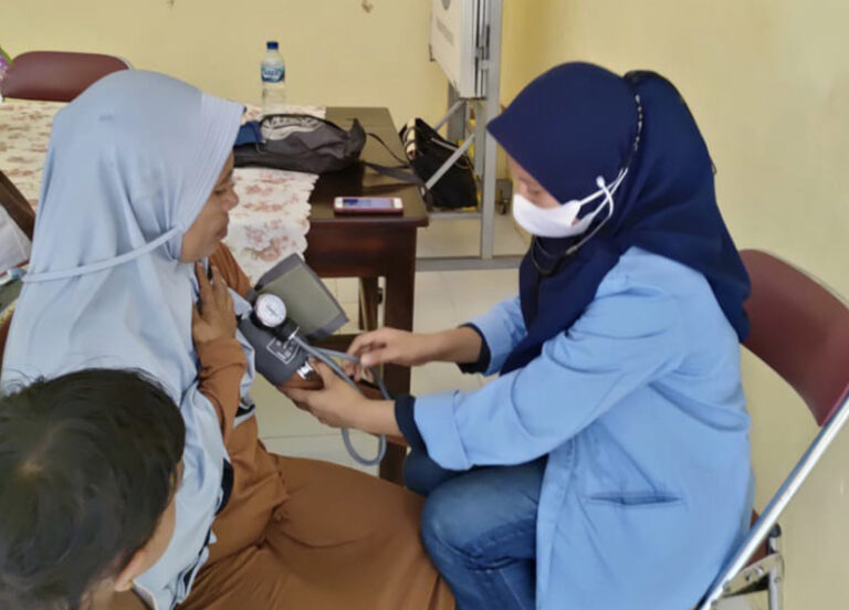 Mahasiswa STIKes Maluku Beri Pelayanan Kesehatan Gratis ke Masyarakat Pulau Buru