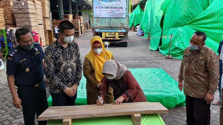UKM Binaan Gresik Ekspor Lantai Kayu Senilai USD 350 Ribu ke India