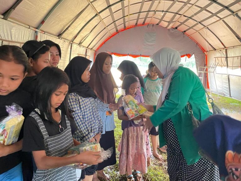 Fatayat NU Lebak Lakukan Trauma Healing dan Salurkan Bantuan Bagi Korban Becana Tanah Bergerak