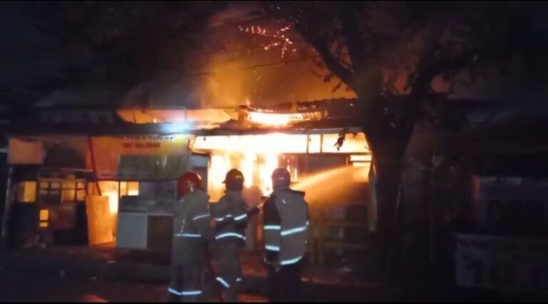 Nahas, Sejumlah Warung di Kota Depok Hangus Terbakar
