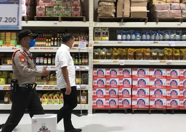 Sidak ke Ritel Modern, Lutfi Sebut Stok Minyak Goreng Aman