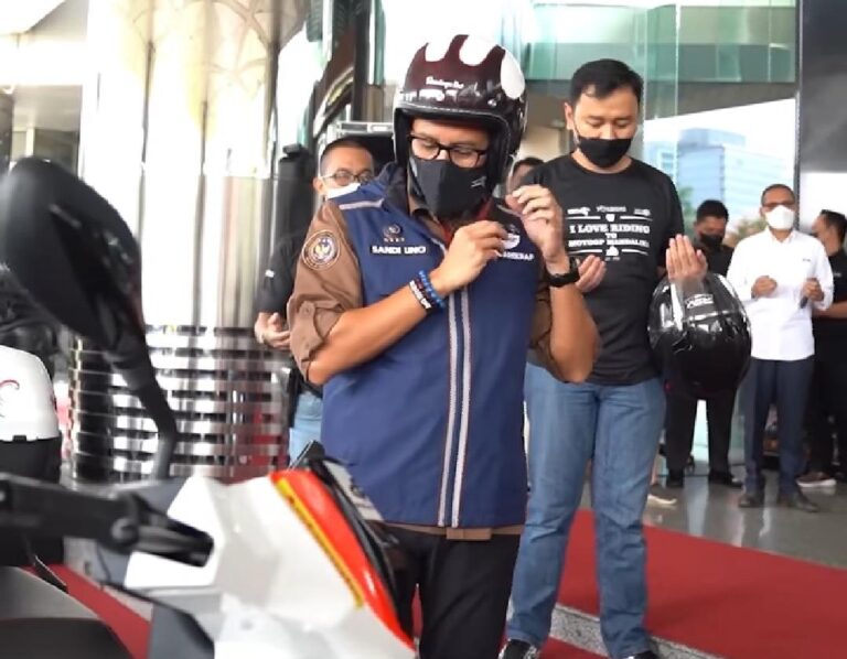 Sandiaga Uno Lepas 10 Bikers Touring ke Sirkuit Mandalika