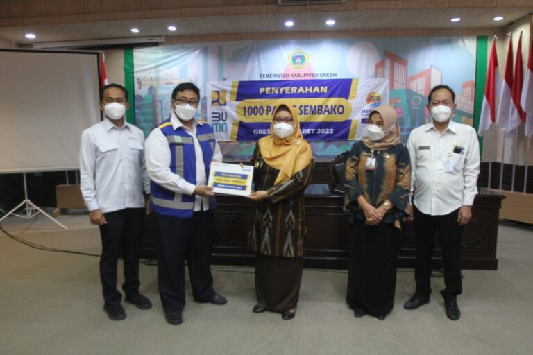PT JSM Serahkan 1.000 Paket Sembako untuk Warga di Koridor Jalan Tol