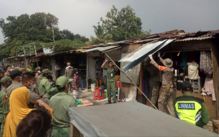 Satpol PP Depok Bongkar Puluhan Bangunan Liar Milik PKL