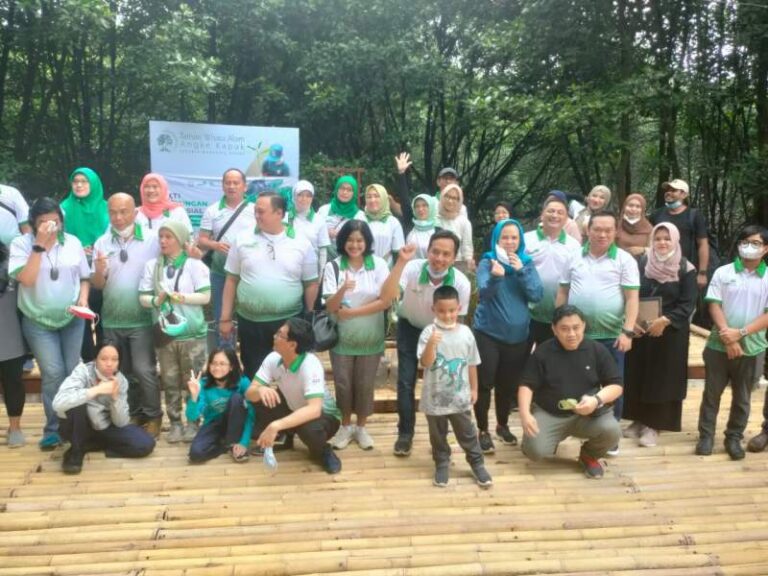 Cegah Abrasi Pantai di Angke, Kajati DKI Jakarta Tanam Mangrove