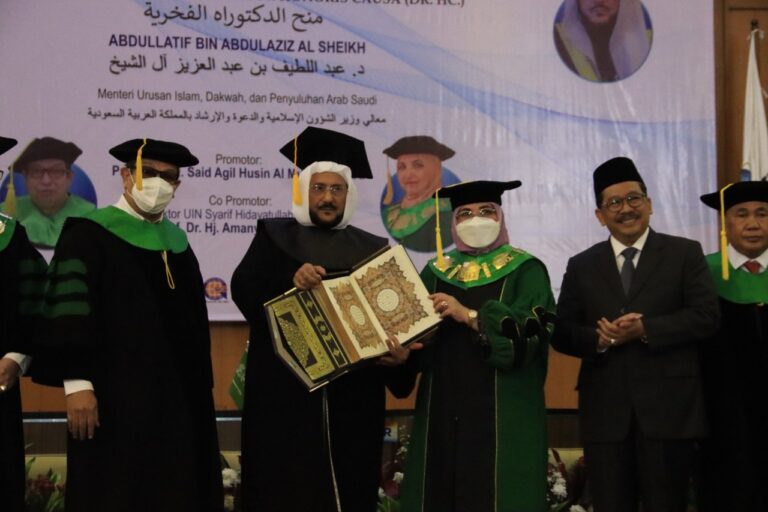 Syeikh Abdullatif Terima Doktor Kehormatan, Wamenag Harap Perkuat Sinergi Indonesia-Saudi