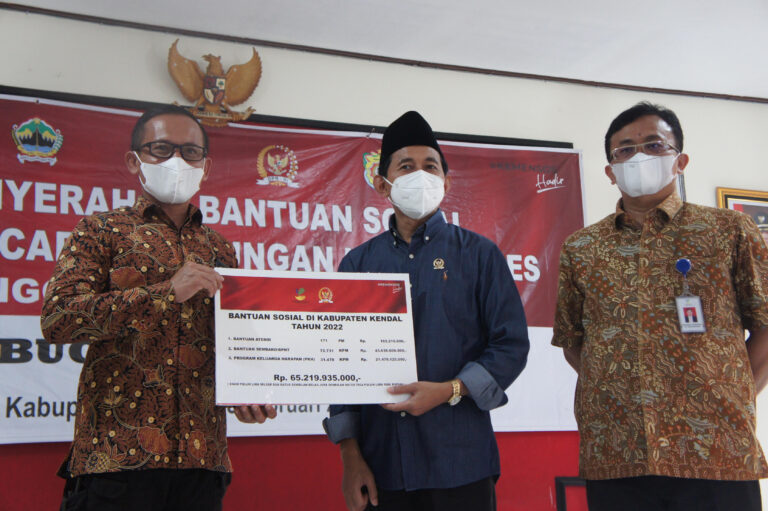 Pastikan Tepat Sasaran, Bukhori Serahkan Bansos Rp65 M di Kendal
